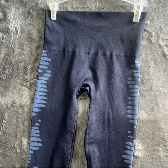 Spanx Aztec Stripe Blue Seamless Leggings Size Medium - Picture 4 of 9